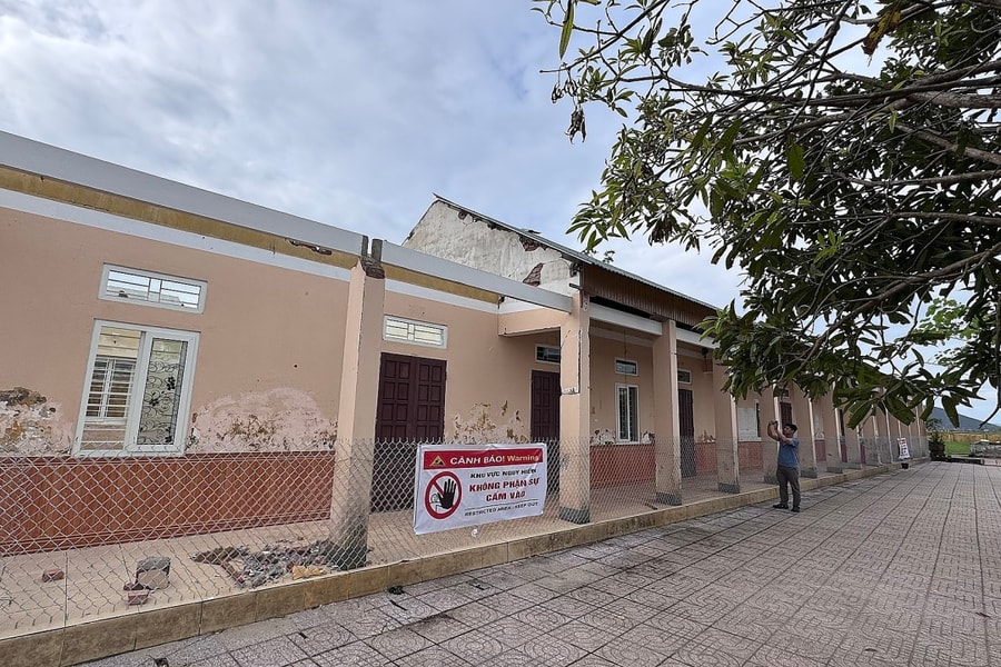 Trường học miền Trung xoay xở sau bão