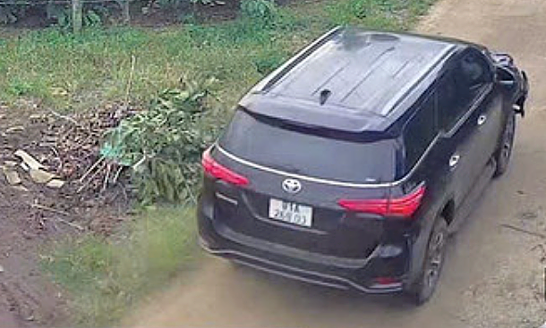 Tài xế ôtô tông chết người phụ nữ rồi bỏ trốn