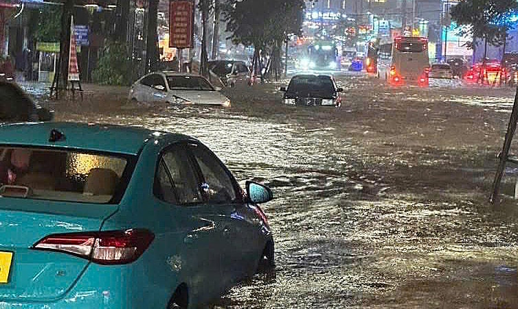 Phú Quốc ngập sâu sau trận mưa lớn nhất trong 25 năm