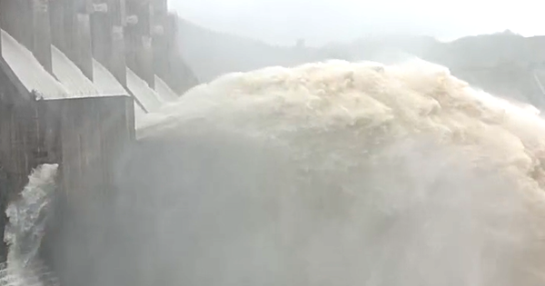 Hạ du đang ngập, thượng nguồn mưa lớn, nhiều thủy điện ở Đà Nẵng tăng xả lũ