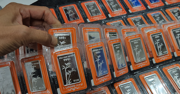 Giá bạc lao dốc rồi bật tăng, chuyên gia nêu lý do "không nên mua thêm"