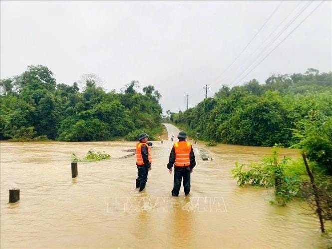 Bộ đội Biên phòng hỗ trợ nhân dân khu vực biên giới ứng phó mưa lũ