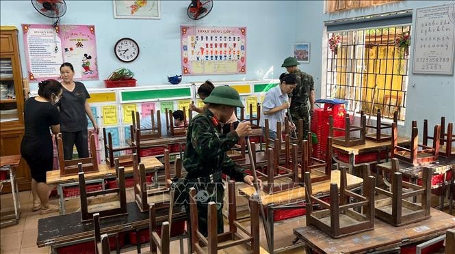 Huế: Khẩn trương vệ sinh trường lớp để 'nước rút đến đâu, bùn hết đến đó'