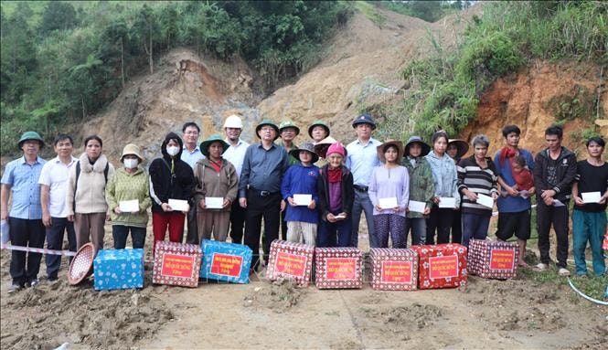 Phó Thủ tướng Hồ Quốc Dũng: Khẩn trương đưa lương thực, thực phẩm đến nơi bị cô lập