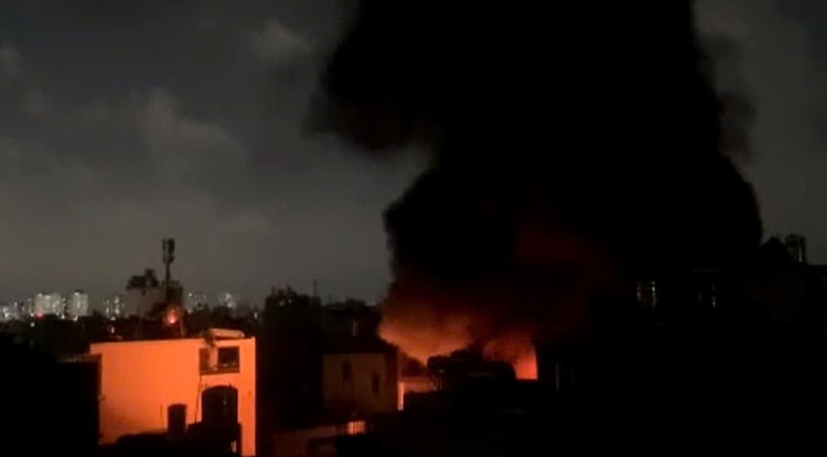 TP Hồ Chí Minh: Cháy lớn kho chứa bao bì nhựa, khói đen bao trùm khu dân cư