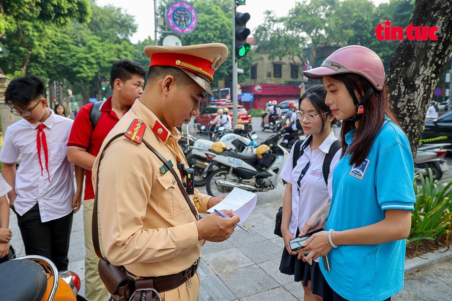 Giáo dục kỹ năng giao thông cho học sinh: Hành trình bền bỉ của CSGT Hà Nội