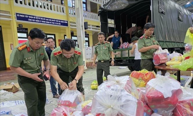 Bộ Công an gửi 30 tấn hàng hóa tiếp sức người dân vùng ngập lụt Huế