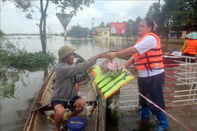 Dồn lực khắc phục hậu quả mưa lũ miền Trung