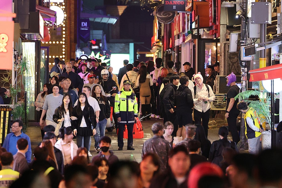 Du khách được cảnh sát Hàn Quốc giám sát và bảo vệ an toàn ngày Halloween