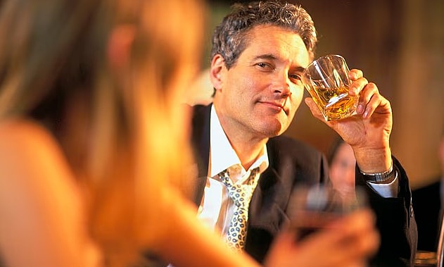 Bi kịch 'trâu già gặm cỏ non'