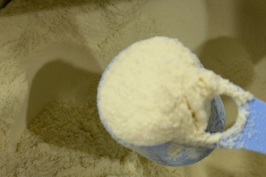 Sữa bột có hạt đen có phải lẫn tạp chất?