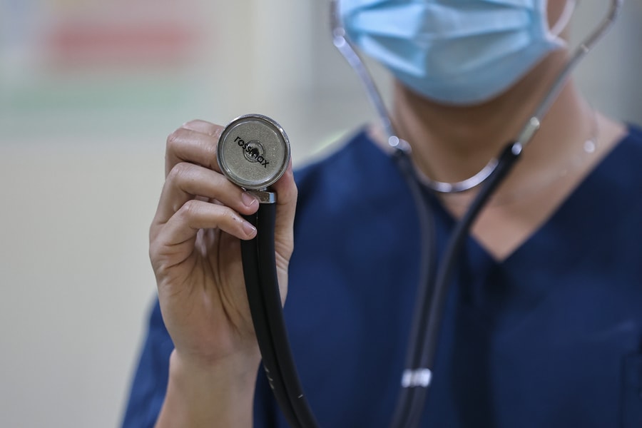 Thanh niên văng hơn chục mét sau tông xe tải, 'tiên lượng tử vong'