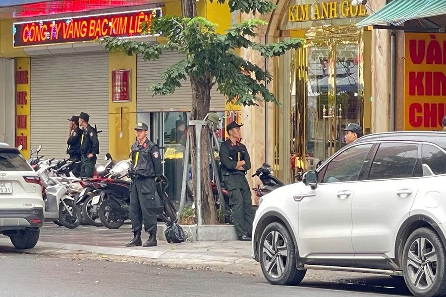 Công an phong tỏa khu phố có nhiều tiệm vàng lớn ở Thanh Hóa