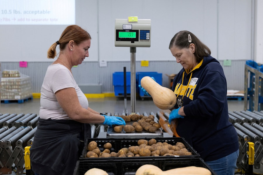 Nỗi lo của người Mỹ trước nguy cơ mất tem phiếu thực phẩm