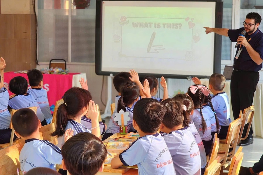 Phụ huynh trông chờ con được học Tiếng Anh từ lớp 1