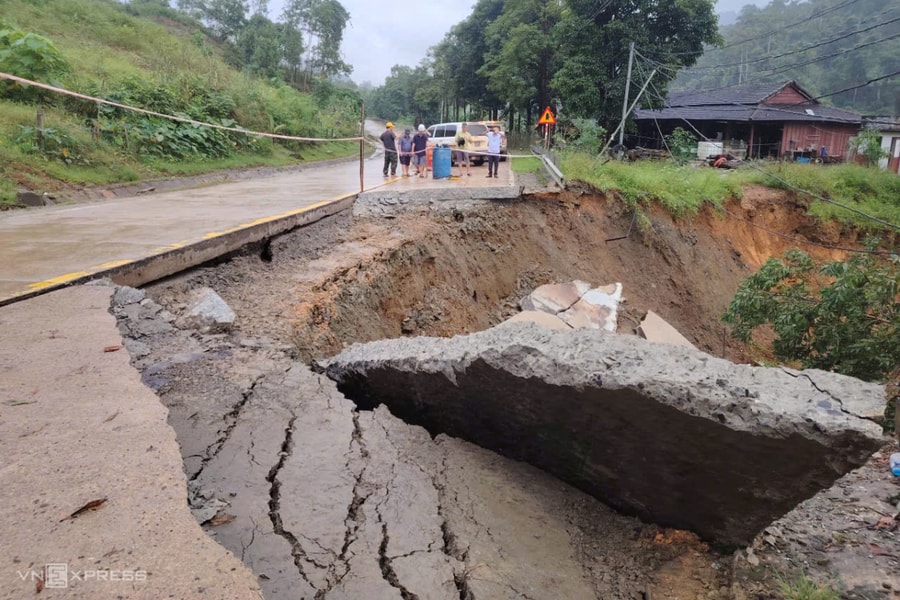 Mưa lũ phá hủy các tuyến đường qua miền Trung