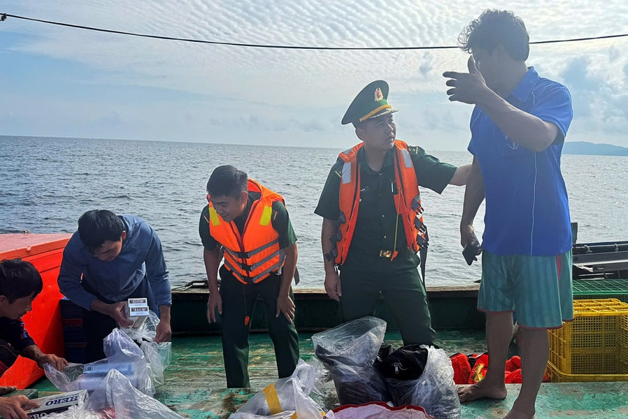 Cứu 8 ngư dân bị chìm tàu ngoài khơi Côn Đảo