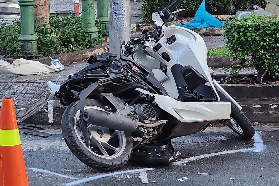 Đôi nam nữ văng hơn chục mét sau tai nạn ở TP HCM