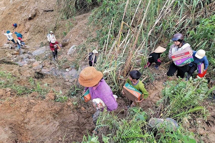 Mở đường tiếp tế 1.700 người bị cô lập 4 ngày do lở núi