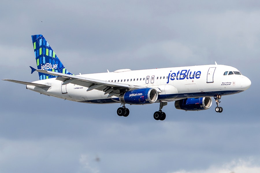 Máy bay Mỹ gặp sự cố, giảm độ cao hơn 5.000 m trong 5 phút