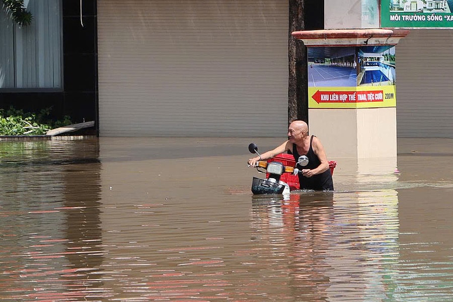 Quốc lộ 1 qua Phan Thiết ngập gần một mét, giao thông tê liệt