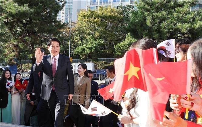 Chủ tịch nước thăm Trung tâm Văn hoá ASEAN tại Busan (Hàn Quốc)