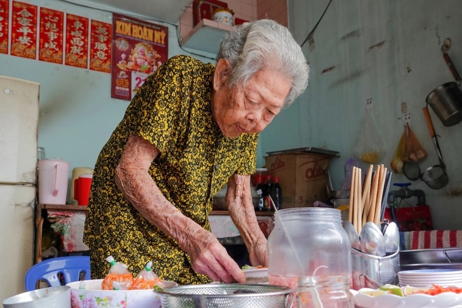 Cụ bà U90 nhóm bếp từ 3h, giữ quán bún của con gái đã khuất