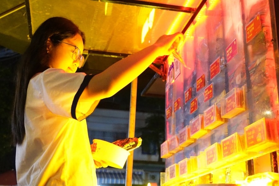 Quán mì đêm “Trả thù đời” gây sốt giới trẻ TPHCM vì cách gọi món kỳ lạ