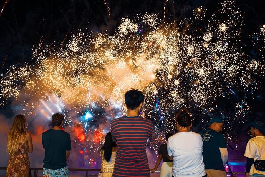 Hàng nghìn du khách dự đêm diễn 'Bản giao hưởng đại dương'