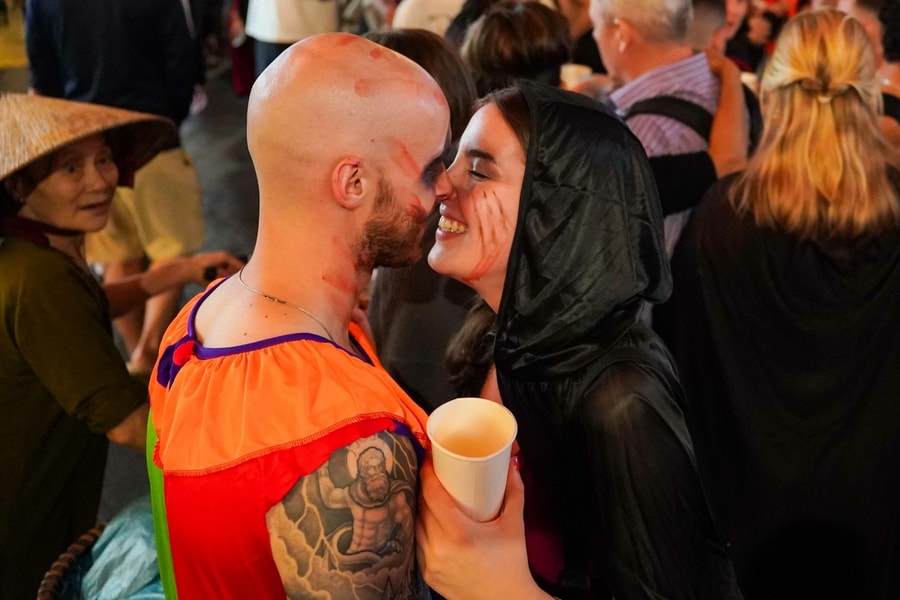 Khách Tây hoá trang chơi Halloween trên phố cổ Hà Nội