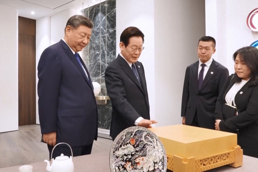 Tổng thống Hàn tặng ông Tập bàn cờ vây làm từ gỗ quý
