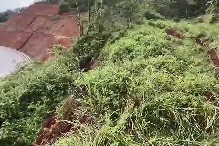 Quốc lộ lên khu du lịch Măng Đen nứt taluy kéo dài