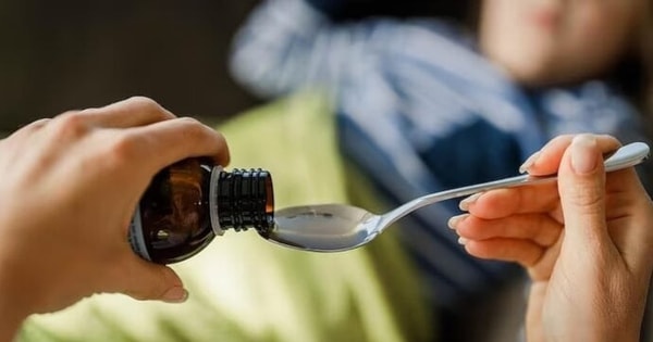 Bé gái 6 tháng tuổi tử vong sau khi uống siro ho, cửa hàng bị niêm phong