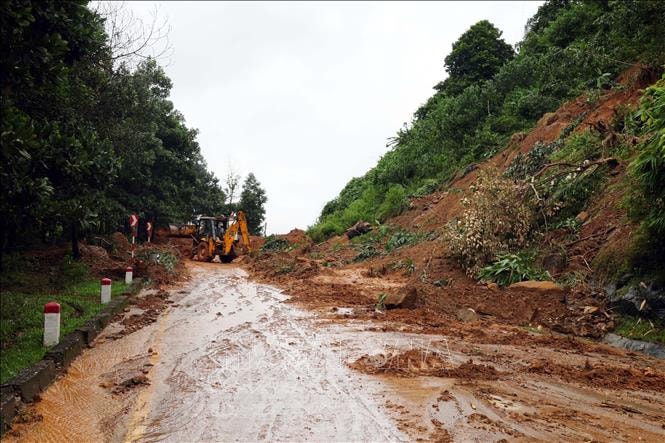 Đèo Đại Ninh (Lâm Đồng) thông xe trở lại sau nhiều giờ gián đoạn vì sạt lở
