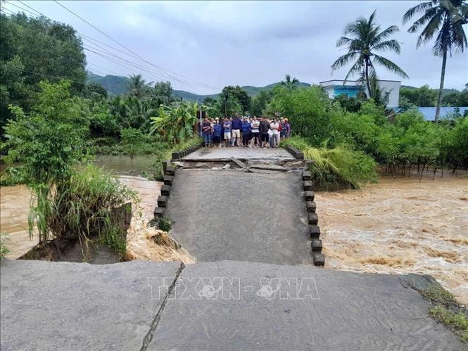 Quảng Ngãi: Mưa lũ gây sập cầu dân sinh, chia cắt khoảng 250 hộ dân