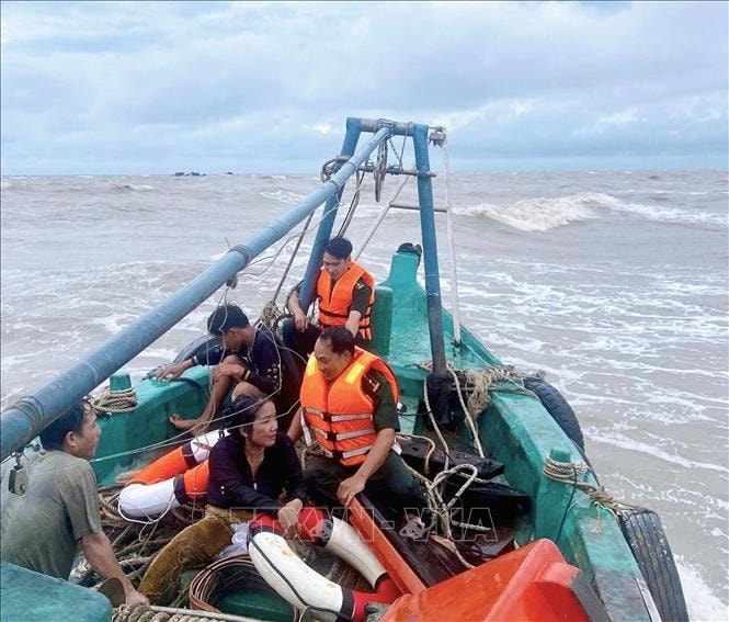 Kịp thời cứu 2 thuyền viên bị chìm tàu trên biển