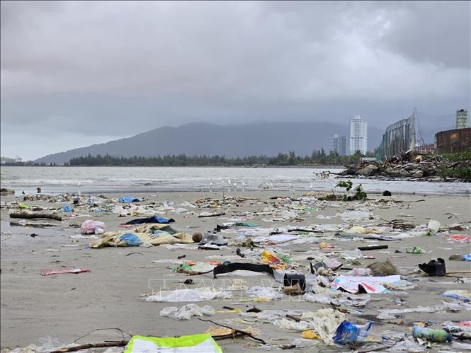 Rác thải 'bủa vây' bờ biển Nguyễn Tất Thành (Đà Nẵng) sau mưa lũ