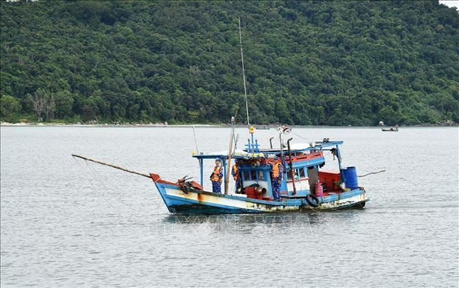 Vùng cảnh sát biển 4 bắt giữ 2 tàu cá tàng trữ, vận chuyển trái phép thiết bị VMS