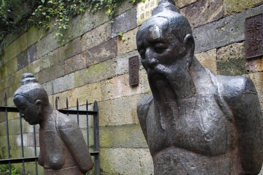 Vì sao bức tượng ở tư thế quỳ gối cúi đầu bị du khách đánh tát liên tục?