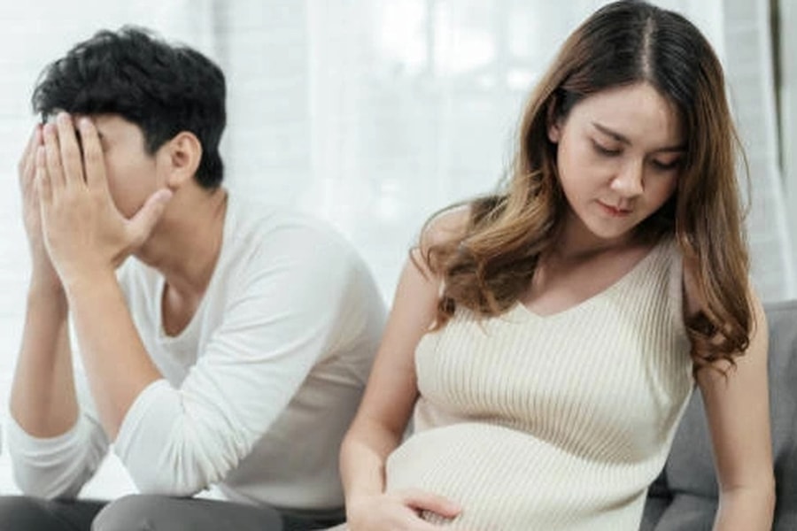 Thấy miếng cá hồi trên mâm cơm, chồng nói một câu khiến tôi nghẹn đắng