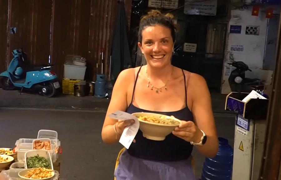 Khách nước ngoài ăn chay, tự phục vụ ở phố cổ Hà Nội