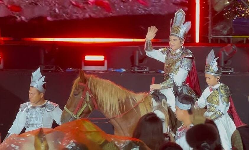 Đan Trường cùng con trai cưỡi ngựa trong liveshow