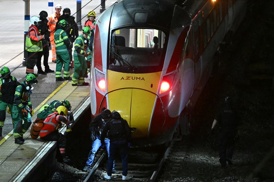 Đâm dao khiến 12 người bị thương trên tàu điện ở London