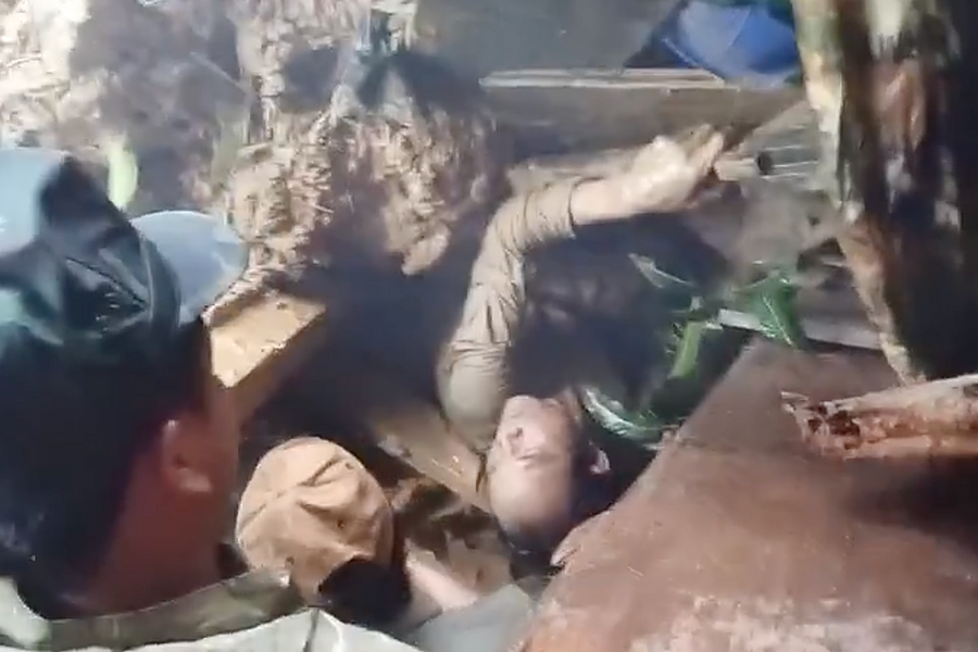 Cứu người đàn ông bị vùi lấp khi sạt lở cuốn trôi 6 ngôi nhà