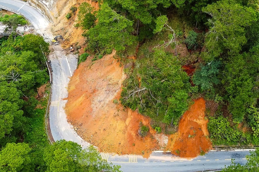Lâm Đồng công bố tình huống khẩn cấp sạt lở ở hai quốc lộ