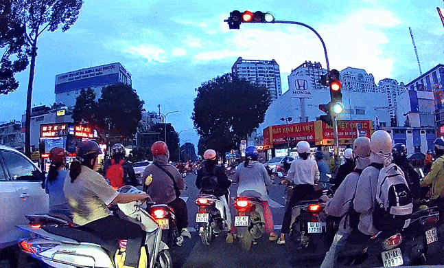 Cả đoàn xe bị vượt đèn đỏ vì đèn xanh chỉ 3 giây