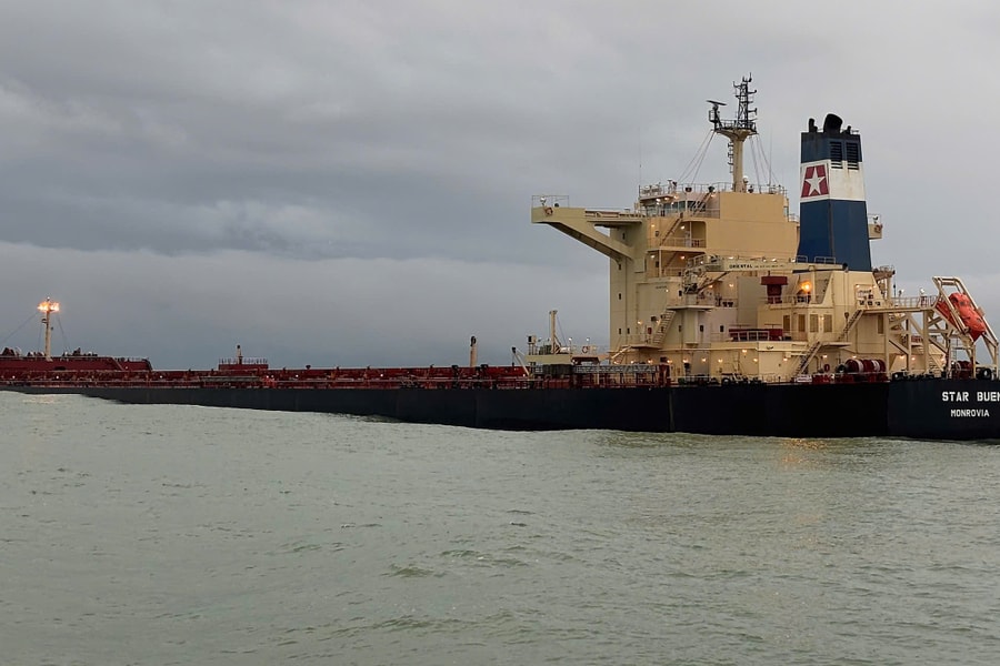 Tàu chở 170.000 tấn quặng sắt mắc cạn ở biển Dung Quất