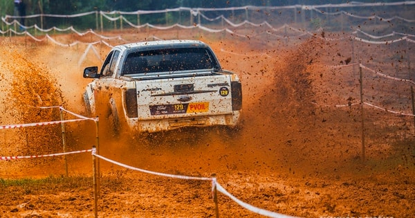 Đội mưa xem ô tô địa hình 'cày đường, xé bùn' ở Đồng Mô