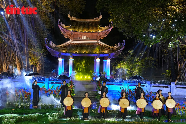 Áo dài 'kể chuyện' di sản giữa Văn Miếu nghìn năm