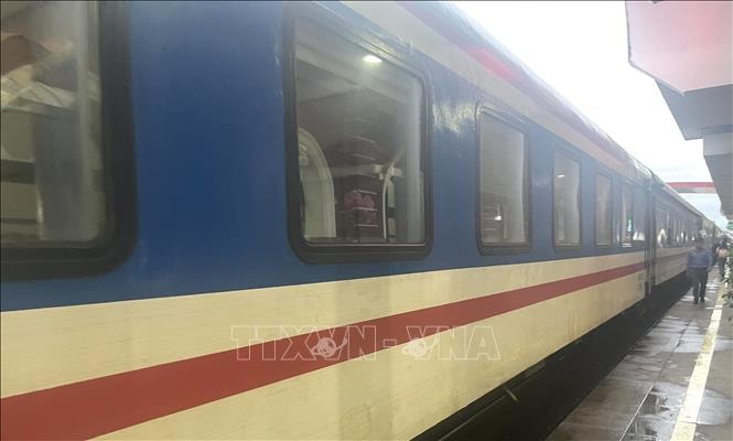 Tuyến đường sắt Bắc - Nam vẫn bị ách tắc tại Ga Huế